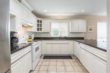 Kitchen Photo of 380 55a Street, Delta, BC