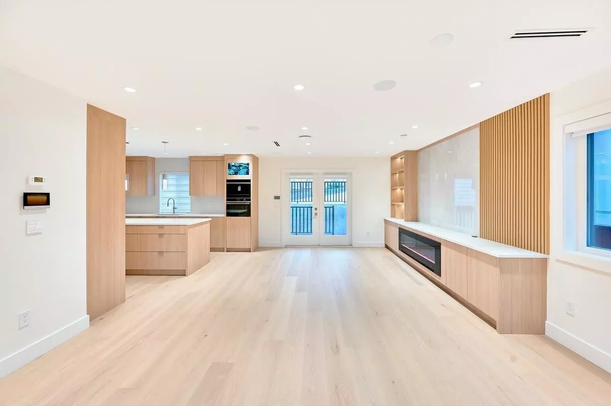 Living Room Photo of 806 Montroyal Boulevard, North Vancouver, BC