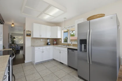 Kitchen Island Photo of 45 2023 Winfield Drive, Abbotsford, BC