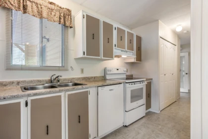 Laundry Room Photo of 14 46484 Chilliwack Lake Road, Chilliwack, BC