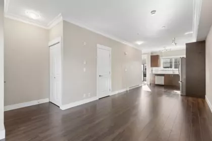 Kitchen Island Photo of 4 838 Royal Avenue, New Westminster, BC