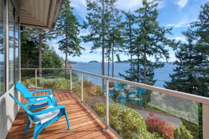7073 Dale Road, Sechelt, BC, Sechelt — Single Family Residence for sale