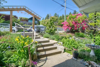 616 Seaview Road, Gibsons, BC, Gibsons — Single Family Residence for sale