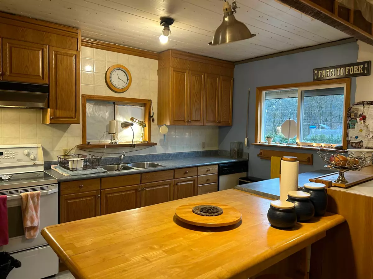 Family Room Photo of 31229 Douglas Street, Yale, BC