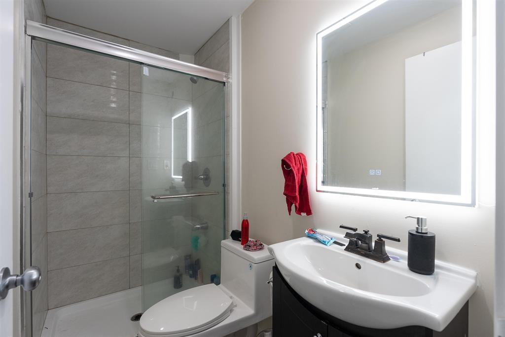 Primary Bathroom Photo of 12859 68a Avenue, Surrey, BC