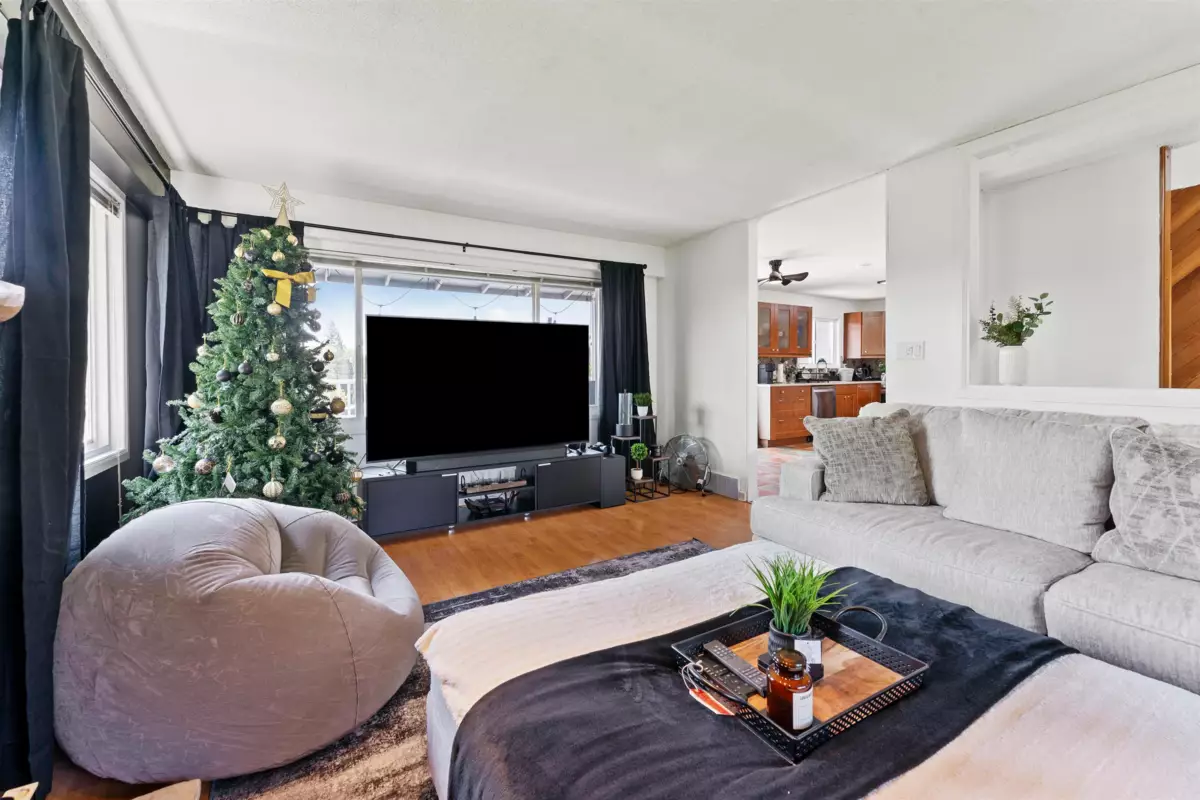 Kitchen Island Photo of 32572 Fleming Avenue, Mission, BC