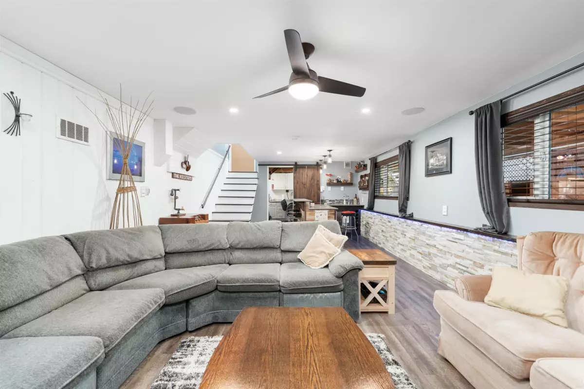 Entry Foyer Photo of 10257 125 Street, Surrey, BC