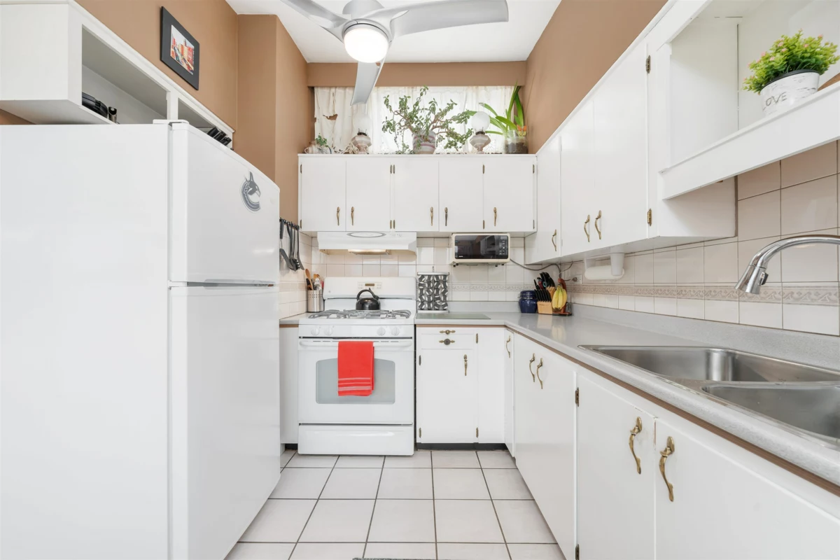 Walk-In Closet Photo of 10257 125 Street, Surrey, BC