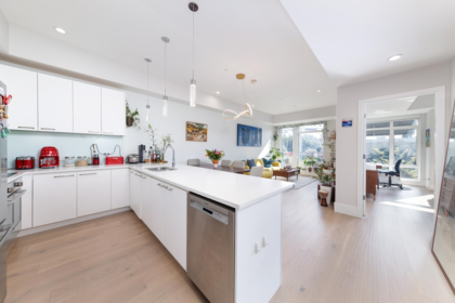 205 1591 Bowser Avenue, North Vancouver, BC, North Vancouver — Apartment/Condo for sale