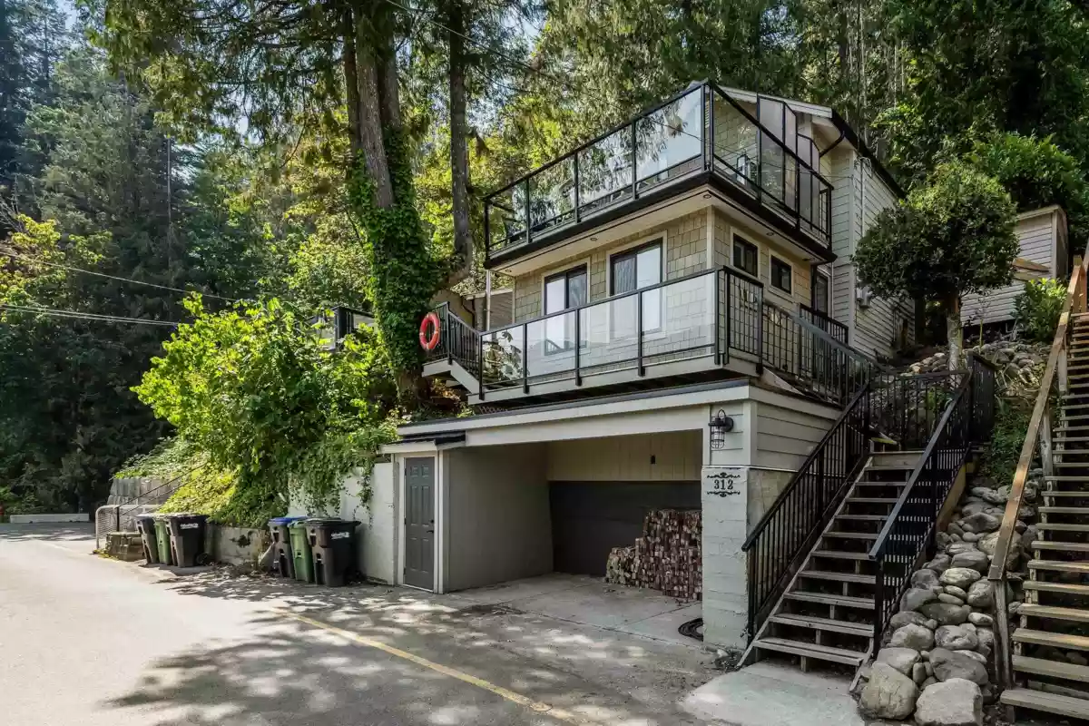 Kitchen Island Photo of 312 Munroe Avenue, Cultus Lake, BC
