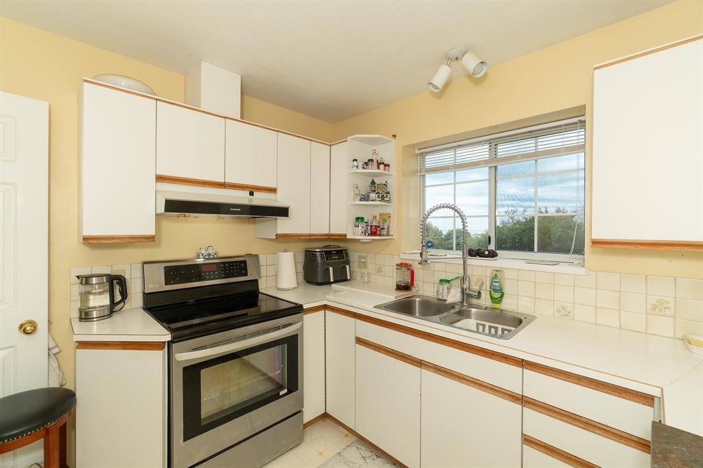 Breakfast Nook Photo of 100 E Kensington Road, North Vancouver, BC