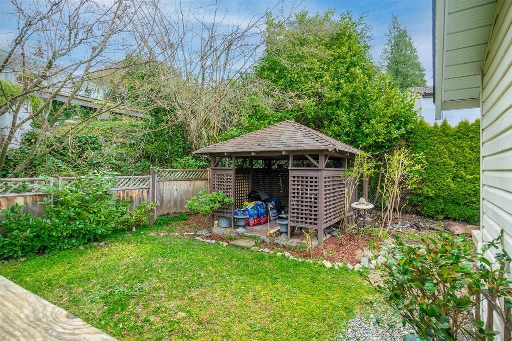 Entry Foyer Photo of 100 E Kensington Road, North Vancouver, BC