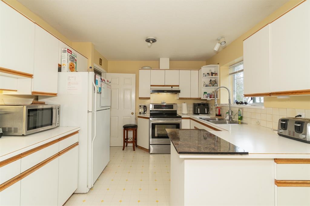 Kitchen Island Photo of 100 E Kensington Road, North Vancouver, BC