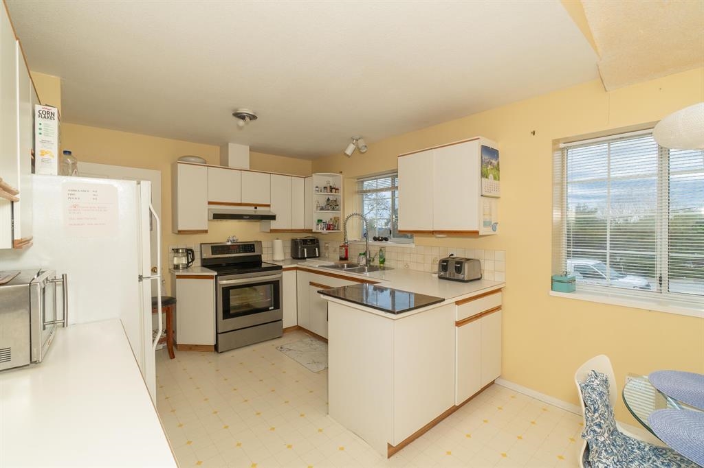 Kitchen Photo of 100 E Kensington Road, North Vancouver, BC