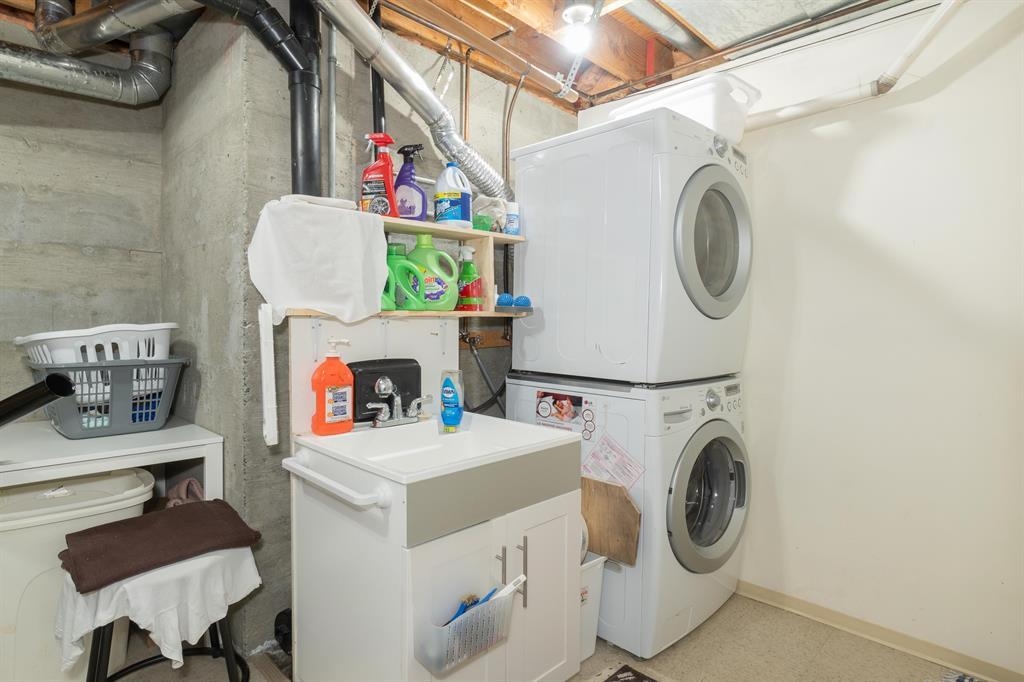 Mudroom Photo of 100 E Kensington Road, North Vancouver, BC