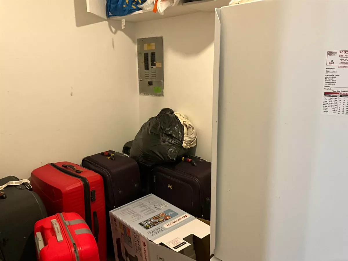 Kitchen Island Photo of 13421 87a Avenue, Surrey, BC