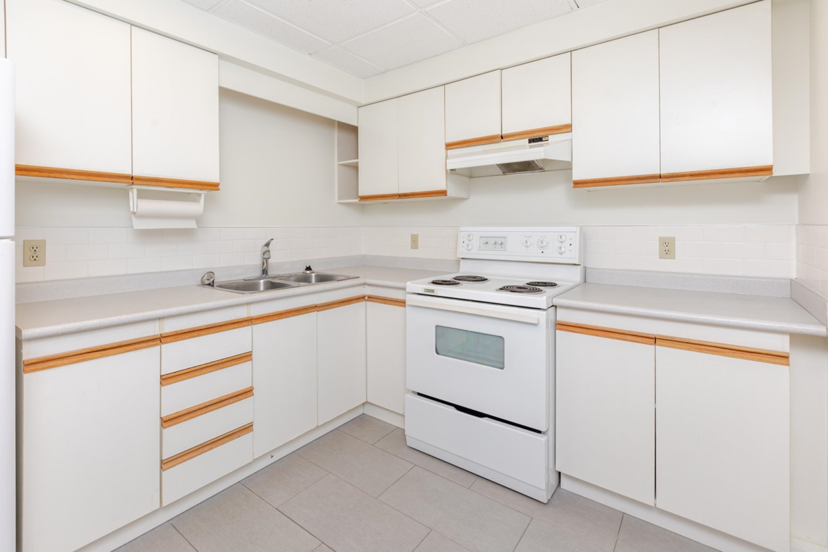 Hallway Photo of 832 Stevens Street, White Rock, BC