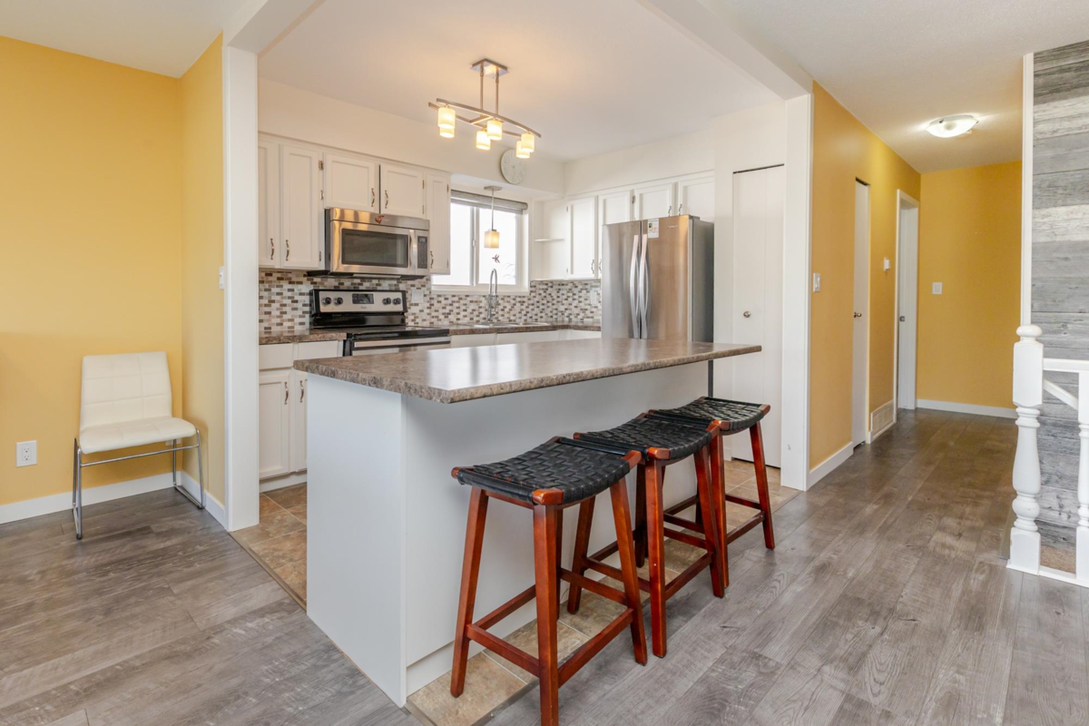 Kitchen Island Photo of 832 Stevens Street, White Rock, BC