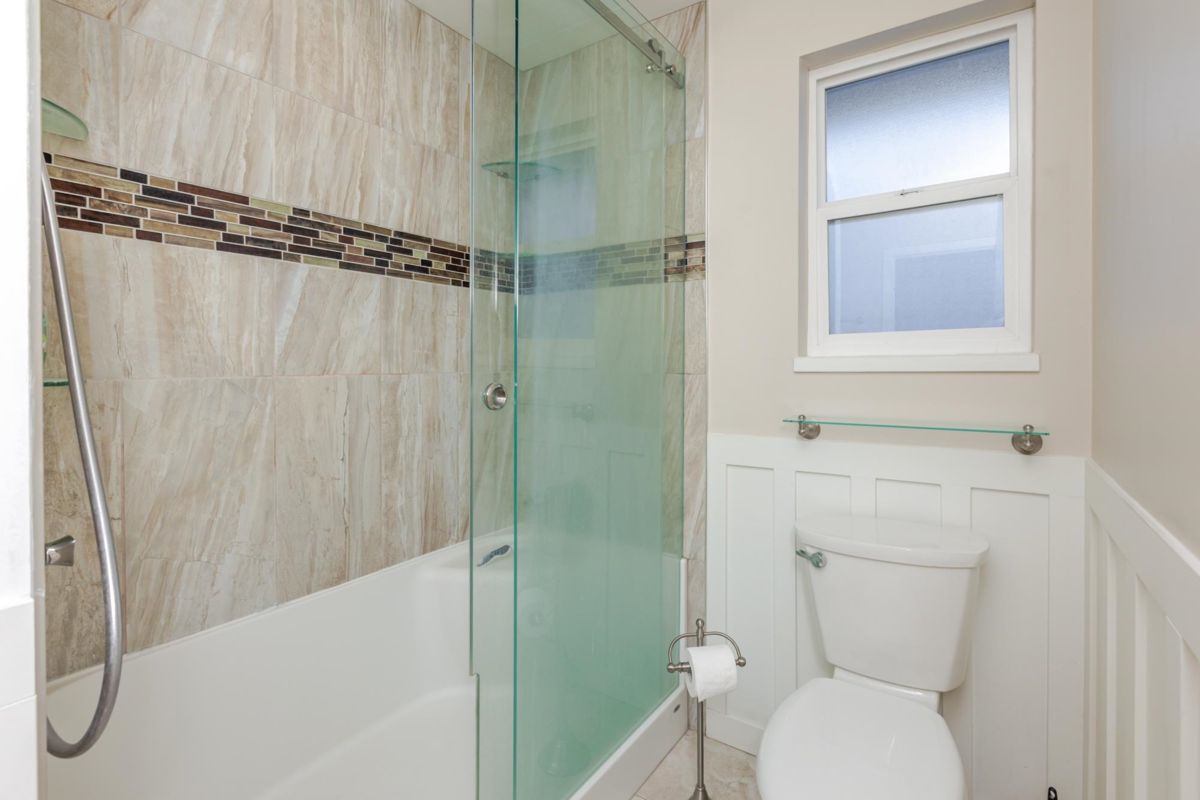 Laundry Room Photo of 832 Stevens Street, White Rock, BC