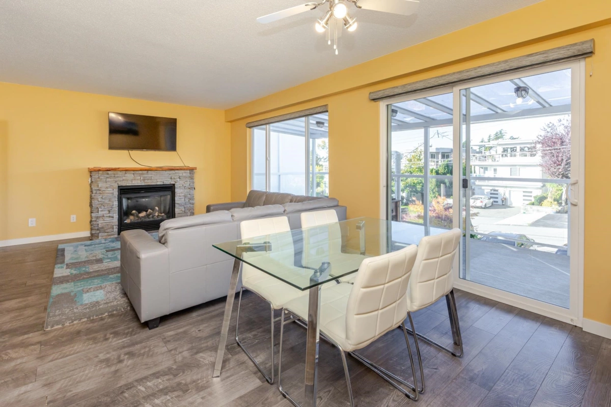 Primary Bathroom Photo of 832 Stevens Street, White Rock, BC