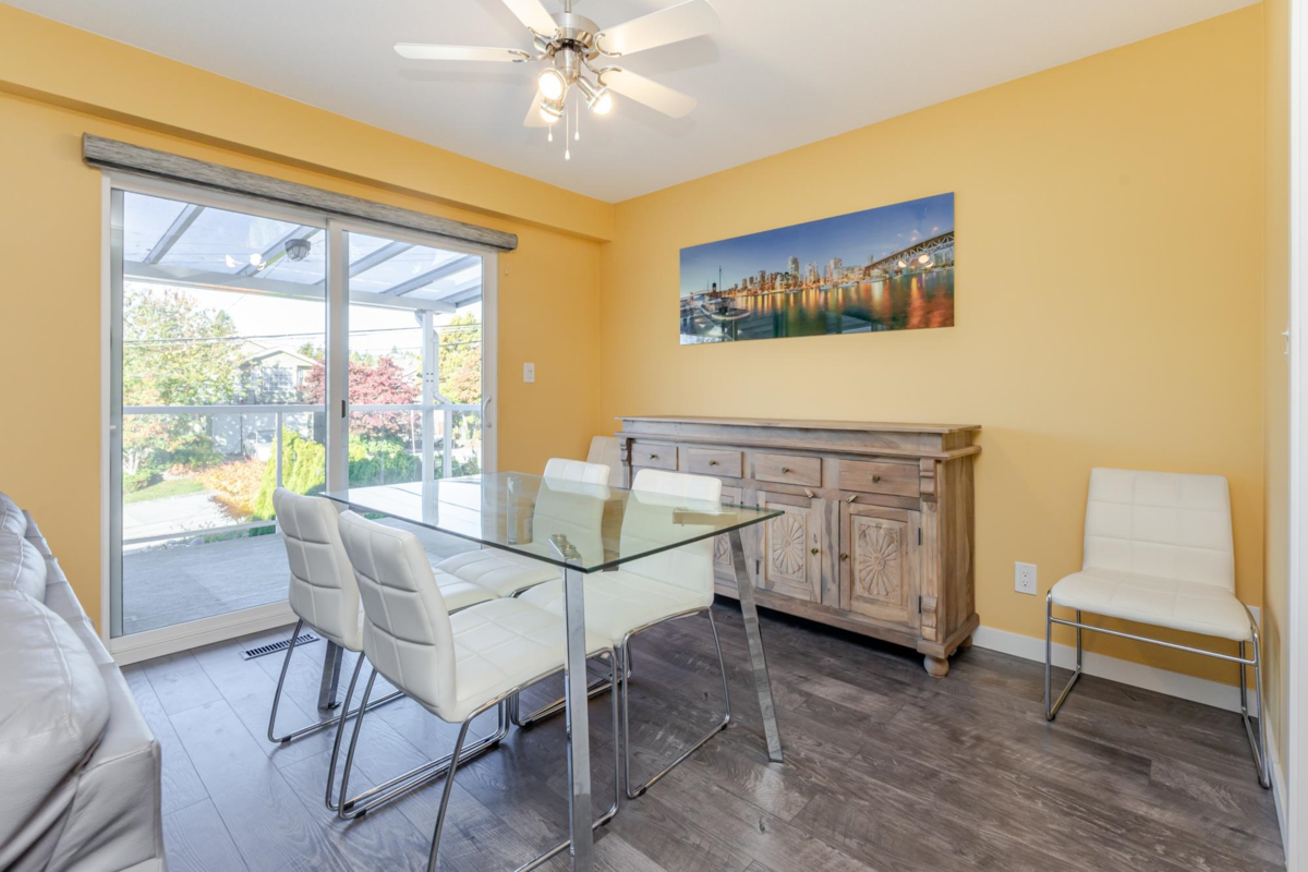 Walk-In Closet Photo of 832 Stevens Street, White Rock, BC