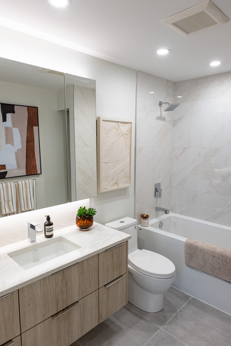 Guest Bathroom Photo of 510 423 6th Street, West Vancouver, BC