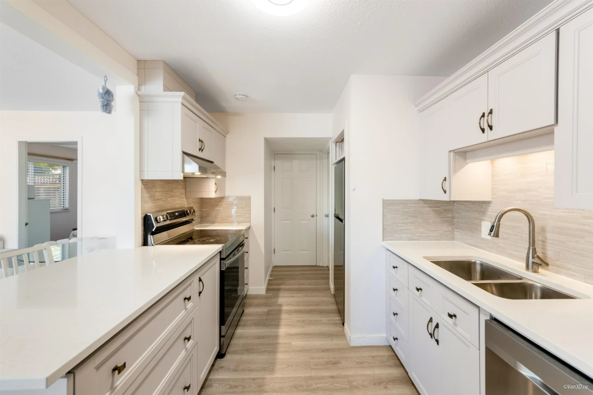Entry Foyer Photo of 2287 Stafford Avenue, Port Coquitlam, BC