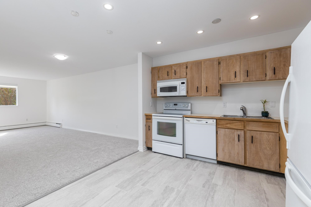 Walk-In Closet Photo of 113 1561 Vidal Street, White Rock, BC