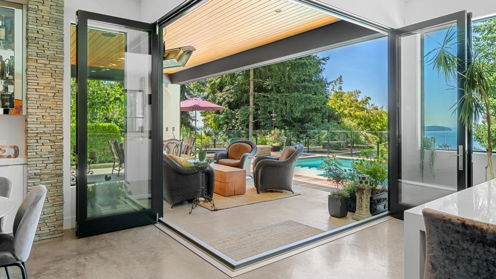 Kitchen Island Photo of 2650 Rosebery Avenue, West Vancouver, BC
