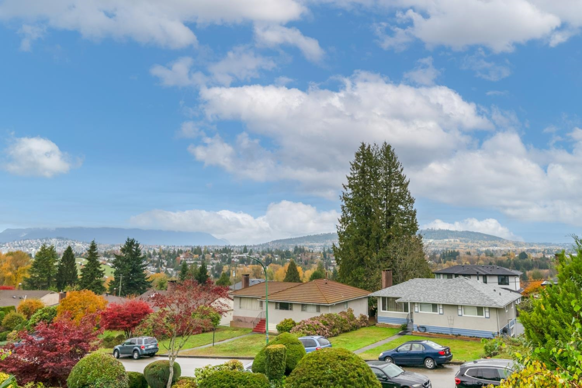 Entry Foyer Photo of 5681 Sardis Crescent, Burnaby, BC