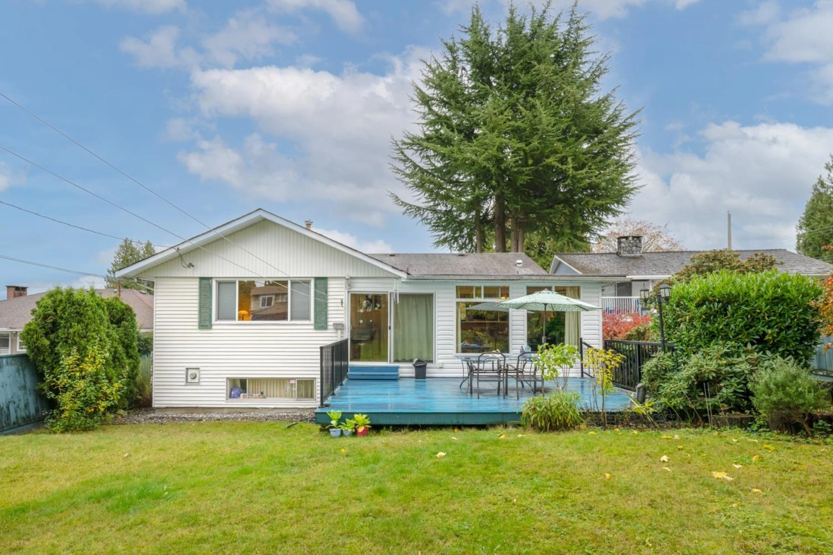 Kitchen Island Photo of 5681 Sardis Crescent, Burnaby, BC
