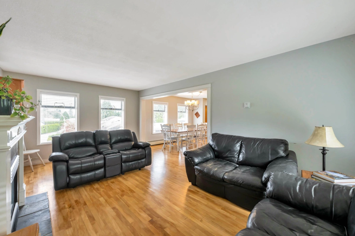 Kitchen Island Photo of 20464 95a Avenue, Langley, BC