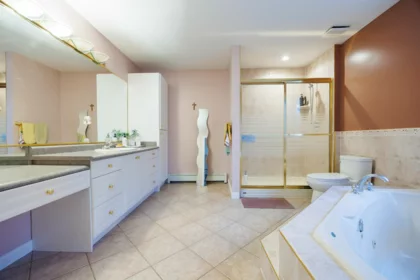 Hallway Photo of 15210 82 Avenue, Surrey, BC