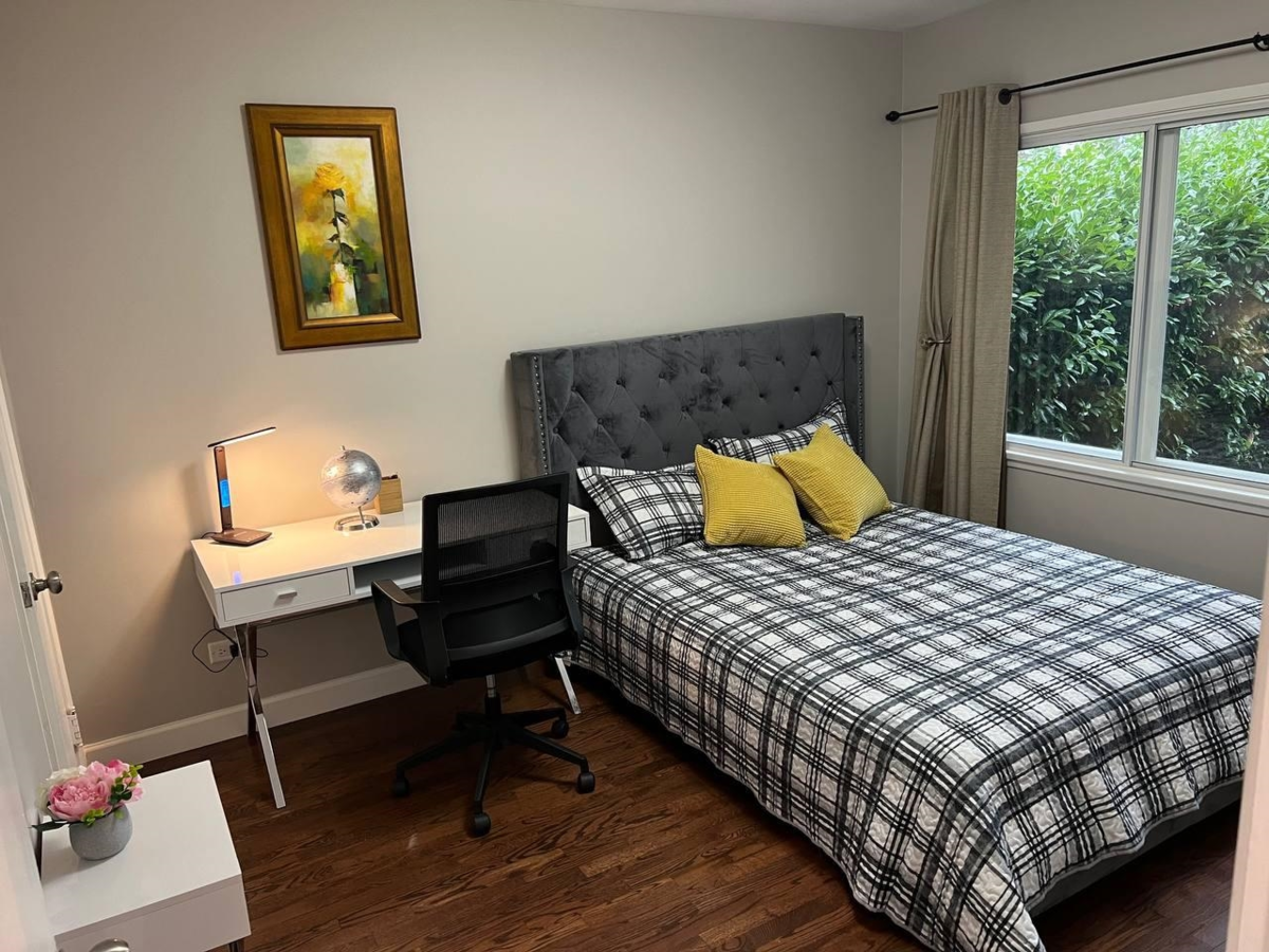 Breakfast Nook Photo of 515 W Queens Road, North Vancouver, BC