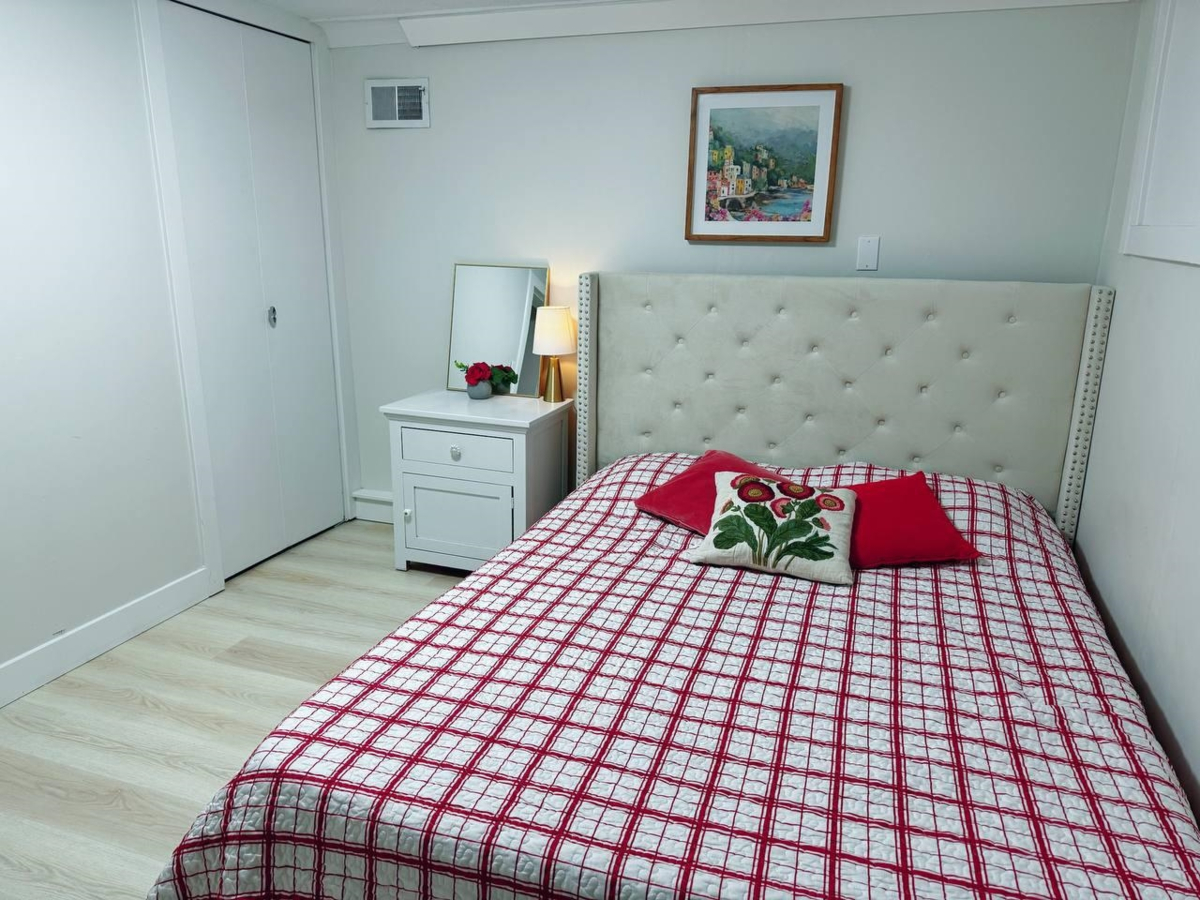 Entry Foyer Photo of 515 W Queens Road, North Vancouver, BC