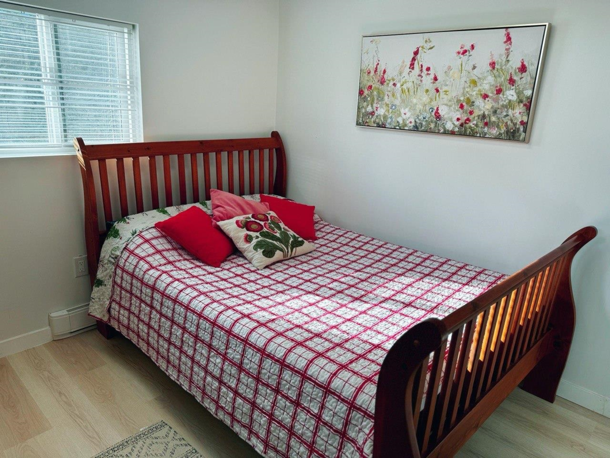 Hallway Photo of 515 W Queens Road, North Vancouver, BC