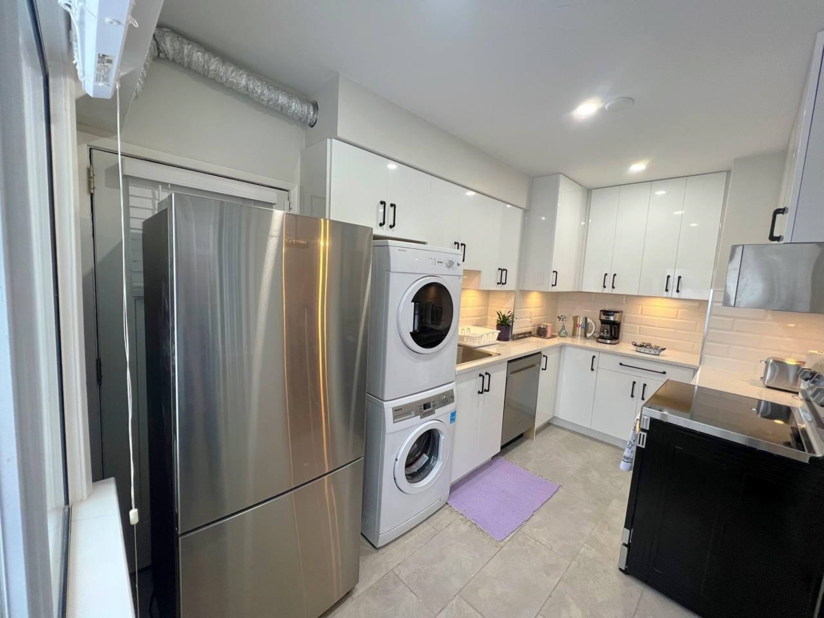 Kitchen Island Photo of 515 W Queens Road, North Vancouver, BC