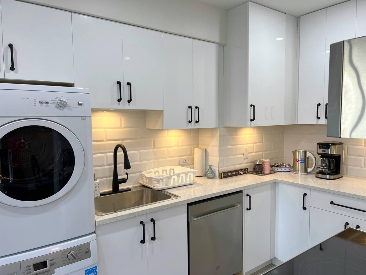 Kitchen Photo of 515 W Queens Road, North Vancouver, BC