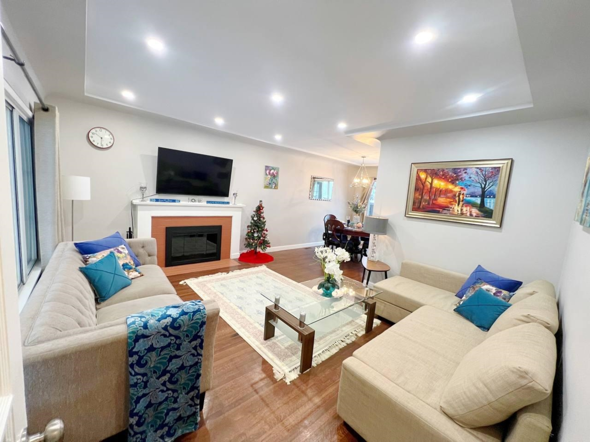 Living Room Photo of 515 W Queens Road, North Vancouver, BC