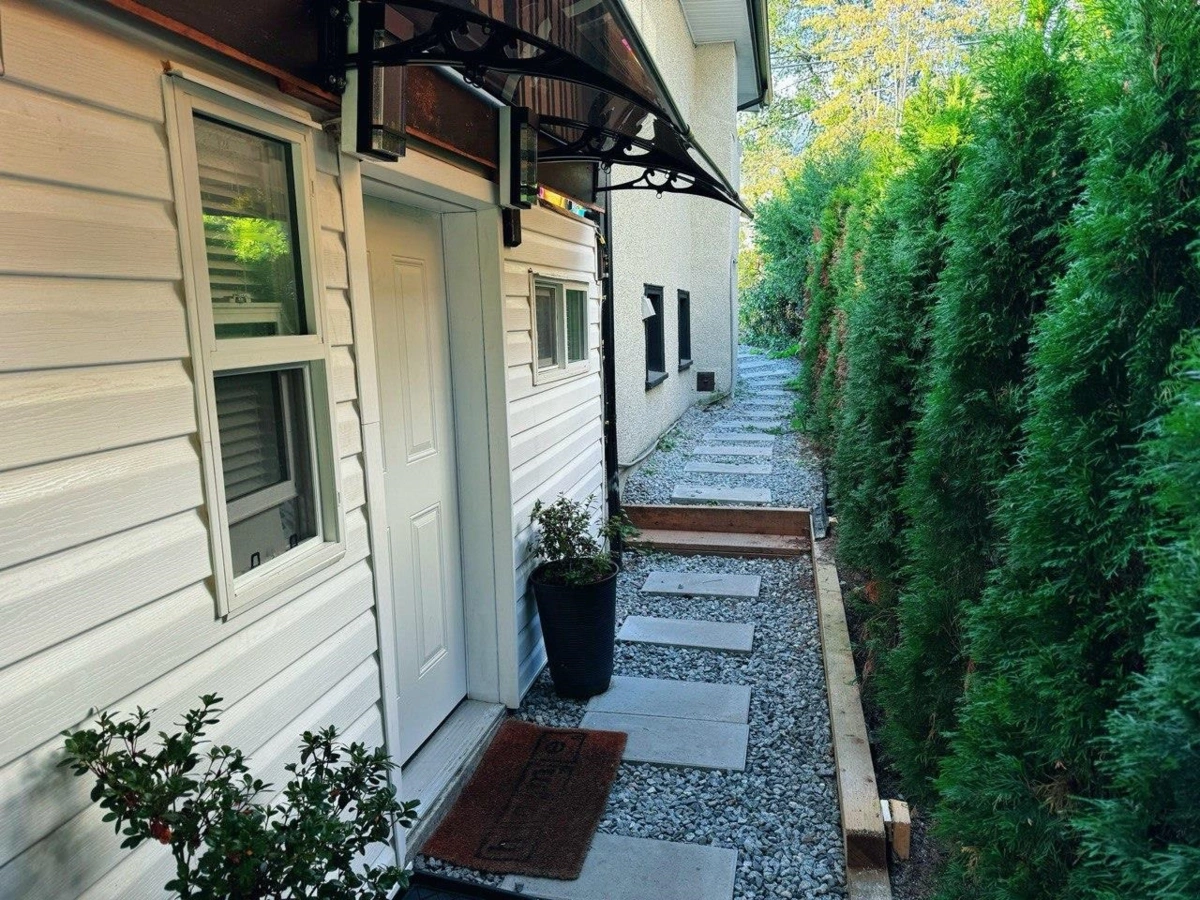 Swimming Pool Photo of 515 W Queens Road, North Vancouver, BC