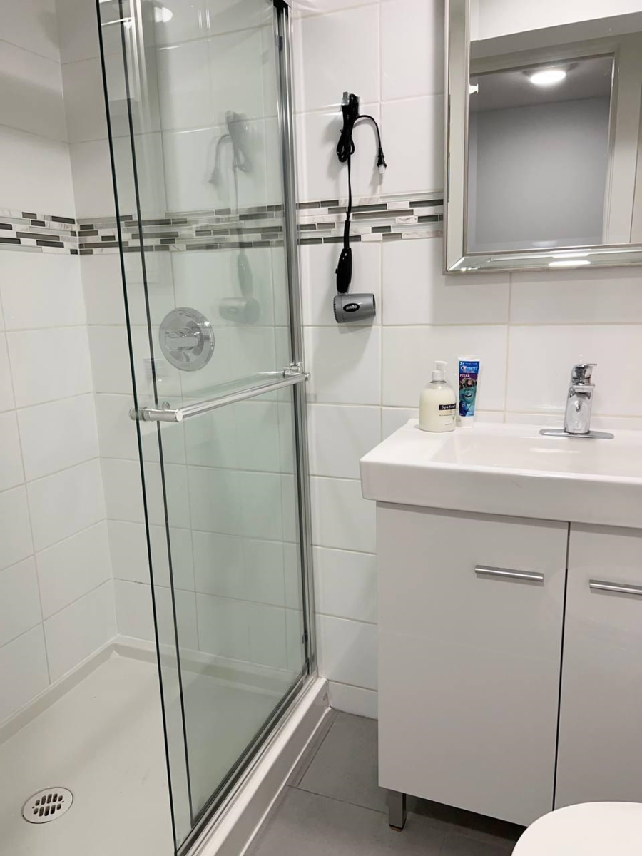 Walk-In Closet Photo of 515 W Queens Road, North Vancouver, BC