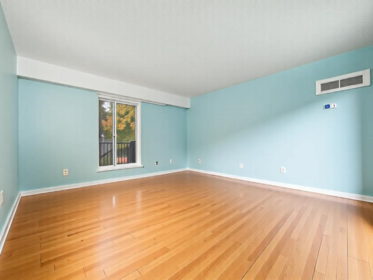 Breakfast Nook Photo of 1609 Bewicke Avenue, North Vancouver, BC