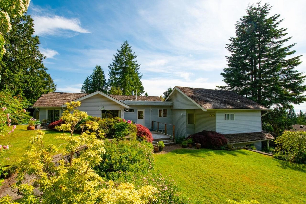 Backyard Photo of 530 E Queens Road, North Vancouver, BC