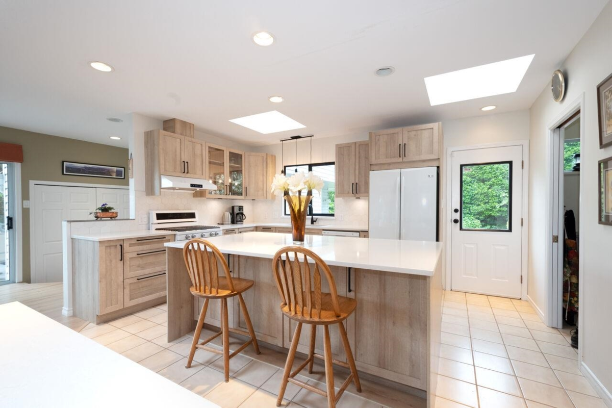 Breakfast Nook Photo of 530 E Queens Road, North Vancouver, BC