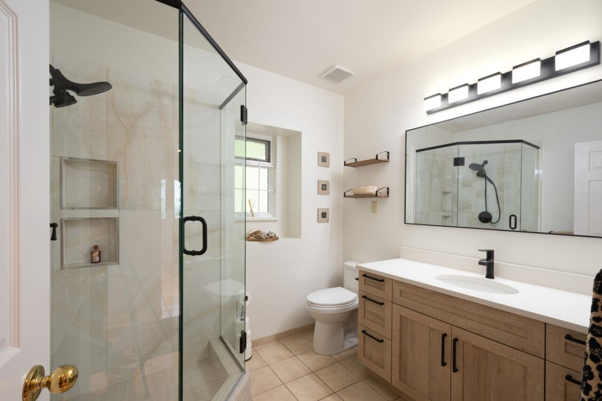 Entry Foyer Photo of 530 E Queens Road, North Vancouver, BC