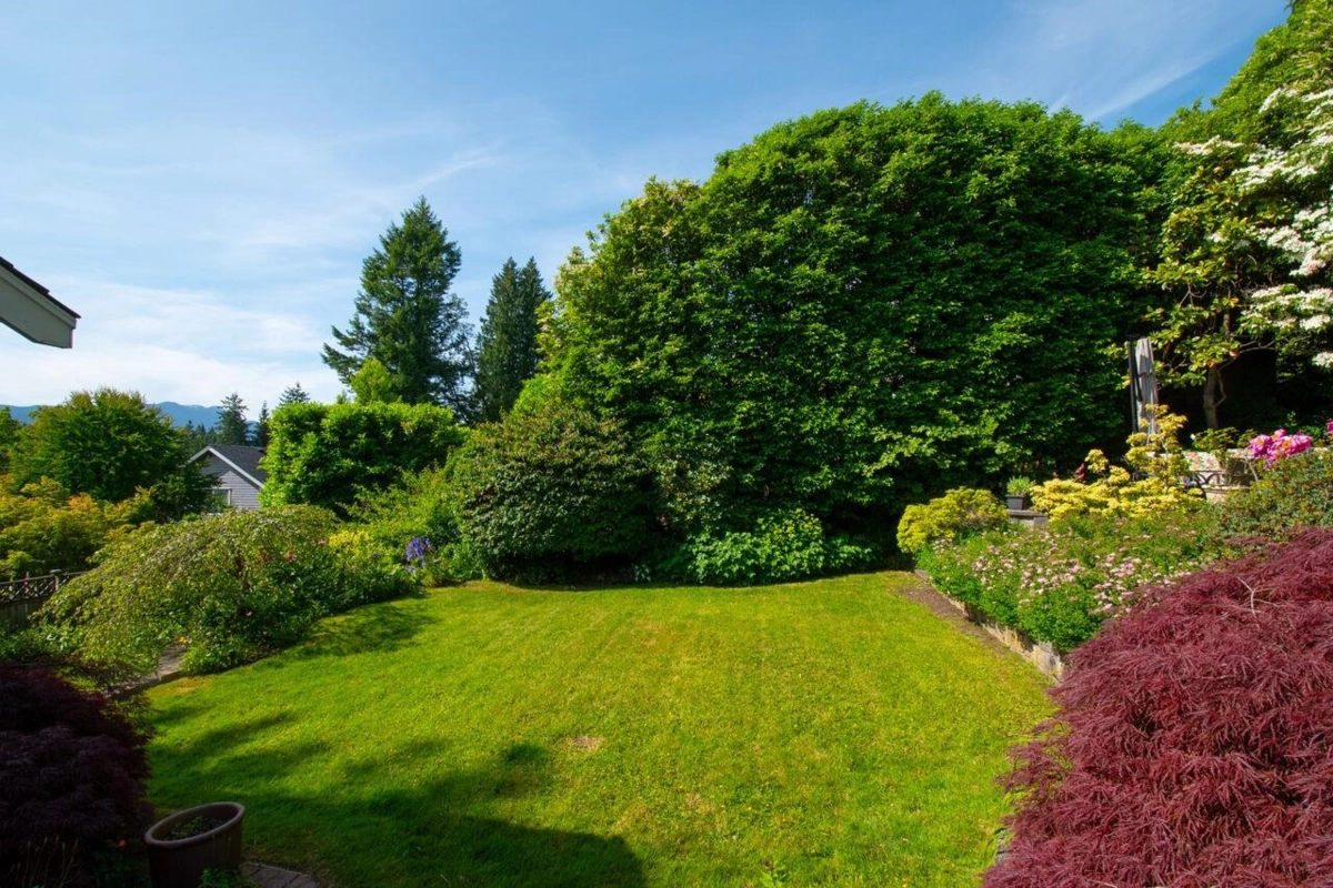 Garden / Landscaping Photo of 530 E Queens Road, North Vancouver, BC