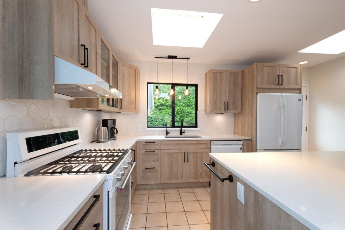 Kitchen Island Photo of 530 E Queens Road, North Vancouver, BC