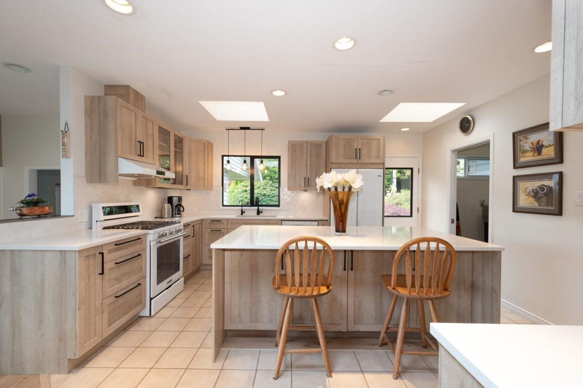 Kitchen Photo of 530 E Queens Road, North Vancouver, BC
