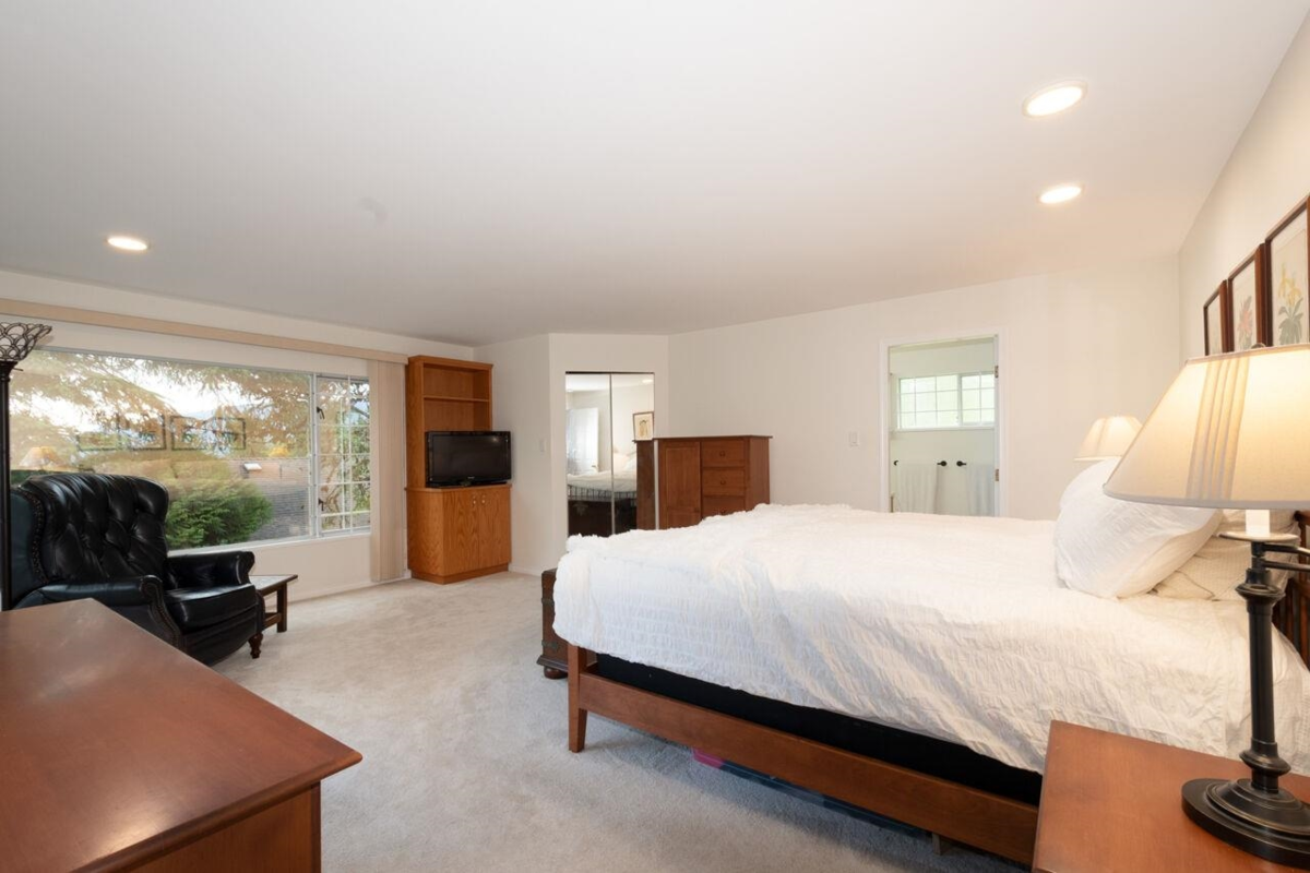 Powder Room Photo of 530 E Queens Road, North Vancouver, BC