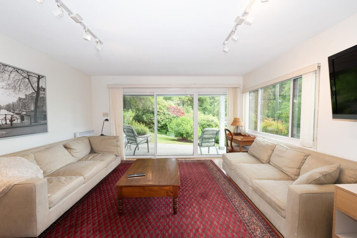 Staircase Photo of 530 E Queens Road, North Vancouver, BC